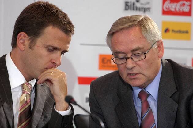 Der neue Teammanager Oliver Bierhoff (li.) und DFB-Generalsekretär Horst R. Schmidt (beide Deutschland) während der Pressekonferenz Fußball Herren DFB-Pressekonferenz 2004, PK, Pressetermin, Vorstellung, Präsentation, Vdig Gruppe Manager Frankfurt M. Nachdenklichkeit