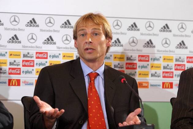Der neue Bundestrainer Jürgen Klinsmann (Deutschland) erklärt sich während seiner Vorstellung auf der Pressekonferenz Fußball Herren DFB-Pressekonferenz 2004, PK, Pressetermin, Vorstellung, Präsentation, Vdig Einzelbild Frankfurt M.