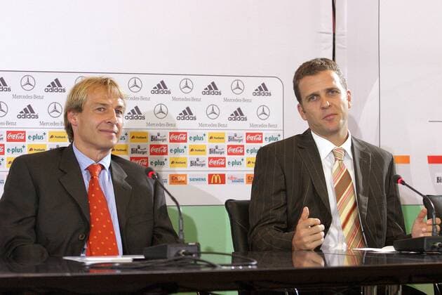 Der neue Bundestrainer Jürgen Klinsmann (li.) und der neue Teammanager Oliver Bierhoff (beide Deutschland) auf der Pressekonferenz Fußball Herren DFB-Pressekonferenz 2004, PK, Pressetermin, Vorstellung, Präsentation, Vdig Gruppe Manager Frankfurt M.