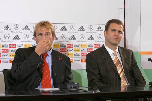 Der neue Bundestrainer Jürgen Klinsmann (li.) und der neue Teammanager Oliver Bierhoff (beide Deutschland) nachdenklich auf der Pressekonferenz Fußball Herren DFB-Pressekonferenz 2004, PK, Pressetermin, Vorstellung, Präsentation, Vdig Gruppe Manager Frankfurt M. Nachdenklichkeit,