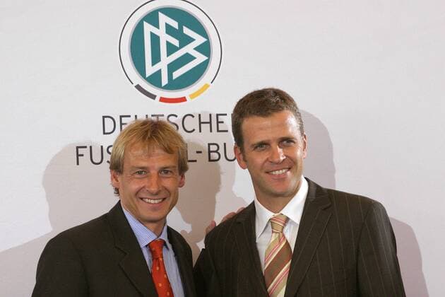 Der neue Bundestrainer Jürgen Klinsmann (li.) und der neue Teammanager Oliver Bierhoff (beide Deutschland) freuen sich auf die neuen gemeinsamen Herausforderungen Fußball Herren DFB-Pressekonferenz 2004, PK, Pressetermin, Vorstellung, Präsentation, Vdig Gruppe Manager Frankfurt M. Freude