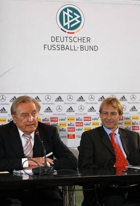 Der neue Bundestrainer Jürgen Klinsmann (re.) und DFB-Präsident Gerhard Mayer-Vorfelder (beide Deutschland) auf der Pressekonferenz Fußball Herren DFB-Pressekonferenz 2004, PK, Pressetermin, Vorstellung, Präsentation, Vdig Gruppe Frankfurt M.
