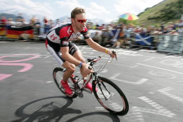 Jens Voigt (Deutschland CSC) beim Bergzeitfahren nach L Alpe d Huez Radsport Herren Tour de France 2004, Straßenradsport, Straße, Rad, Zeitfahren, Einzelzeitfahren Einzelbild dHuez 16. Etappe: Bourg d Oisans - L Alpe d Huez Dynamik,