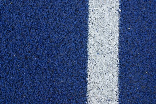Ein Stück der neuen blauen Tartanbahn, die dem modernisierten Berliner Olympiastadion eine neue Farbkomponente gibt Fußball 1. BL Herren Saison 2004 2005, Hertha BSC Berlin, blaue, Einzelbild Olympiastadion Berlin