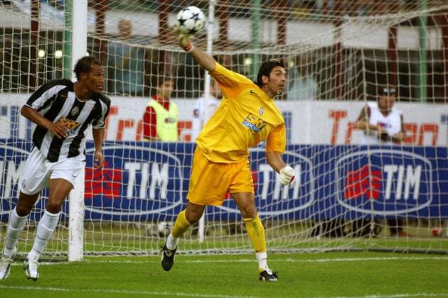 Torwart Gianluigi Buffon - Abwurf; li. Zebina (beide Juventus) Fußball Herren Saisonvorbereitung 2004 2005, Trofeo TIM, Serie A, 1. Italienische Liga, Test, Testspiel, Vdig Gruppe Ancona Dynamik,