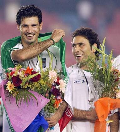 Ali Daei (li.) und Mehdi Mahdavikia (beide Iran) bei der Siegerehrung für Platz 3 im Turnier - NOT TO BE PUBLISHED IN CHINA Fußball Länderspiel Herren Asiancup 2004, Asian Cup, Asien, Asienmeisterschaft, Länderspiel, Spiel um Platz 3, drei Gruppe Beijing Peking Freude,