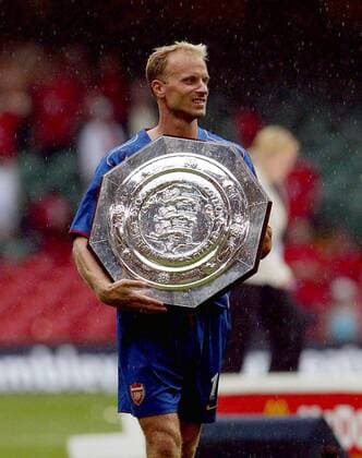 Dennis Bergkamp (Arsenal) mit dem Community Shield Fußball Herren Community Shield 2004 (2005), Charity, englischer Supercup, 1. englische Liga Einzelbild Cardiff Freude,