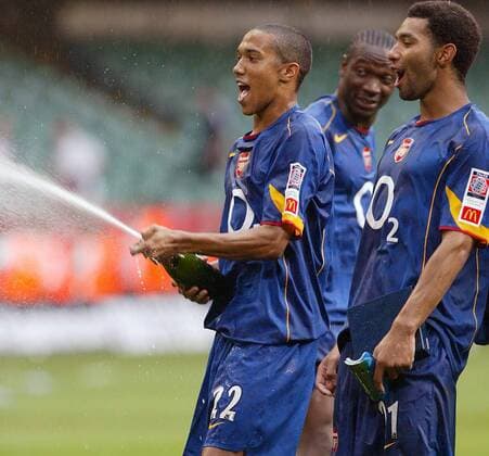 Gael Clichy (li.) und Jermaine Pennant (beide Arsenal) feiern den Gewinn des Community Shield mit einer Champagnerdusche Fußball Herren Community Shield 2004 (2005), Charity, englischer Supercup, 1. englische Liga Gruppe Cardiff Freude, Begeisterung,