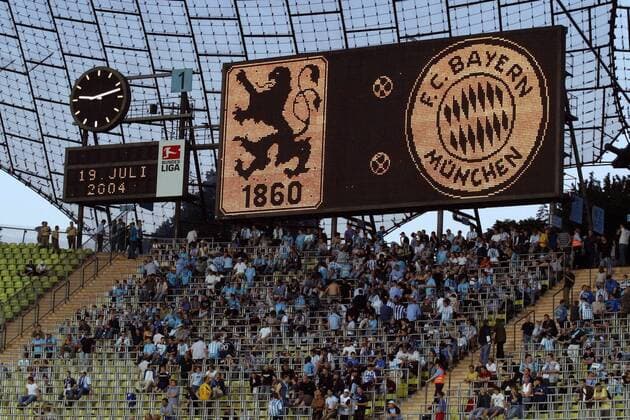 Die Anzeigetafel im Münchner Olympiastadion kündet vom Derby zwischen 1860 und dem FC Bayern Fußball Herren Saisonvorbereitung 2004 2005, Vorbereitung, Test, Testspiel, Totale Olympiastadion München