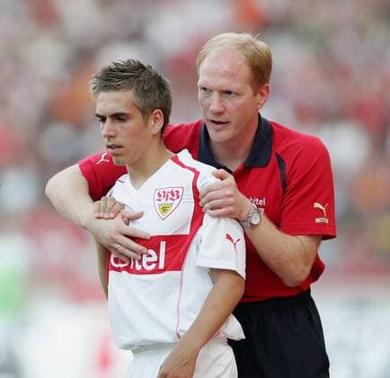 Philipp Lahm (li.) erhält von Trainer Matthias Sammer (beide Stuttgart) Rückendeckung Fußball 1. BL Herren Saison 2004 2005, VfB Stuttgart, Vdig Gruppe Stuttgart