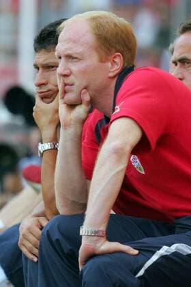 Trainer Matthias Sammer (vorn) und sein Assistent Krassimir Balakov (beide Stuttgart) nachdenklich Fußball 1. BL Herren Saison 2004 2005, VfB Stuttgart, Vdig Gruppe Stuttgart Nachdenklichkeit,