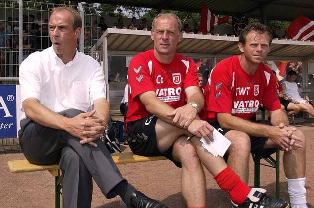 Trainer Mario Basler (li.) mit seinem Assistenten Dariusz Pasieka (Mitte) und Torwarttrainer Florian Ermler (alle Regensburg) Fußball Herren Regionalliga Süd 2004 2005, 3. Liga, SSV Jahn Regensburg Gruppe Wehen
