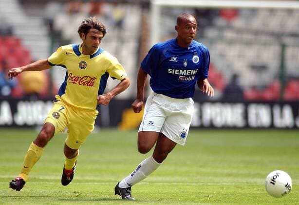 Luizao (Cruzeiro, re.) gegen Claudio Javier Lopez (America) Fußball Herren Saisonvorbereitung 2004 2005, Club America Mexico City - Cruzeiro Belo Horizonte 3:1, Vdig Gruppe Mexico City, Mexiko Stadt Dynamik,