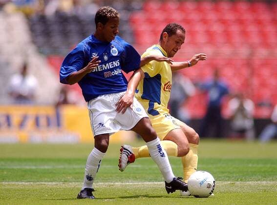 German Villa (America, re.) gegen Juninho (Cruzeiro) Fußball Herren Saisonvorbereitung 2004 2005, Club America Mexico City - Cruzeiro Belo Horizonte 3:1, Vdig Gruppe Mexico City, Mexiko Stadt