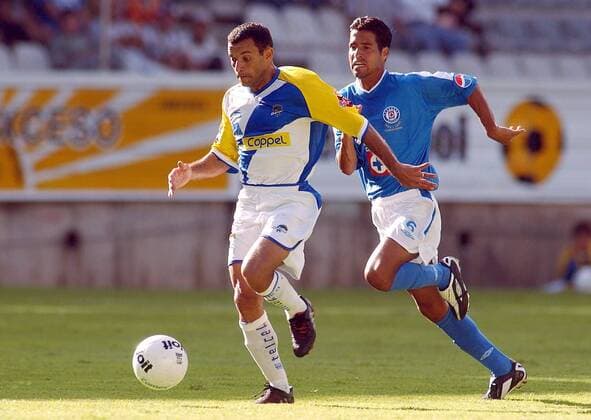Roberto Chavez (Dorados de Culiacan, li.) gegen Jose Hernandez (Cruz Azul) Fußball Herren Primera Division Profesional 2004 2005, 1. Mexikanische Liga, Saisonvorbereitung, Vorbereitung, Vdig Gruppe Mexico City, Mexiko Stadt Dynamik,