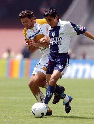 Fausto Pinto (Pachuca, re.) gegen Gerado Galindo (UNAM) Fußball Herren Primera Division Profesional 2004 2005, 1. Mexikanische Liga, Saisonvorbereitung, Vorbereitung, Vdig Gruppe Mexico City, Mexiko Stadt Dynamik,