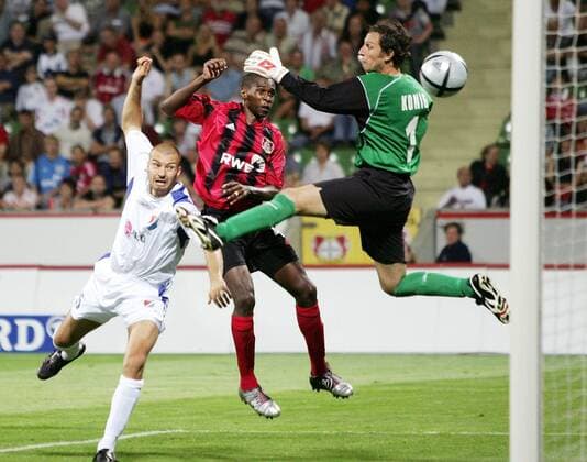 Juan (Mitte, Leverkusen) erzielt gegen Torwart Miroslav König das 3:0, auch Jan Velkoborsky (beide Banik Ostrau) kann nicht mehr eingreifen Fußball EC 1 Herren Champions League Qualifikation 2004 2005, Bayer 04 Leverkusen - FC Banik Ostrava 5:0, Gruppe Leverkusen Dynamik,