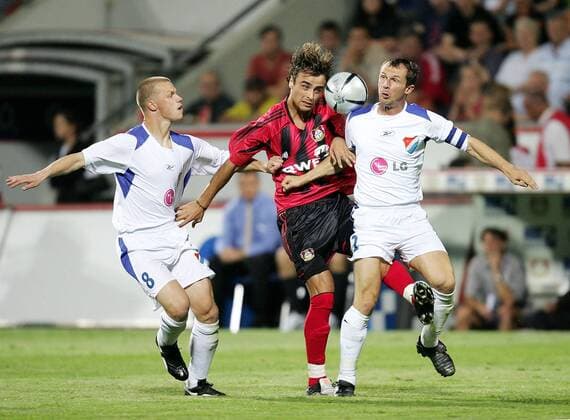 Dimitar Berbatov (Mitte, Leverkusen) gegen Radoslav Latal (re.) und Pavel Besta (beide Banik Ostrau) Fußball EC 1 Herren Champions League Qualifikation 2004 2005, Bayer 04 Leverkusen - FC Banik Ostrava 5:0, Gruppe Leverkusen Dynamik,
