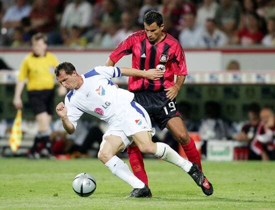 Radoslav Latal (li., Banik Ostrau) gegen Marko Babic (Leverkusen) Fußball EC 1 Herren Champions League Qualifikation 2004 2005, Bayer 04 Leverkusen - FC Banik Ostrava 5:0, Gruppe Leverkusen Dynamik,