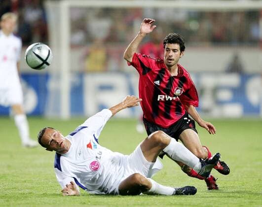 Robson Ponte (re., Leverkusen) und David Kotrys (Banik Ostrau) kommen im Zweikampf zu Fall Fußball EC 1 Herren Champions League Qualifikation 2004 2005, Bayer 04 Leverkusen - FC Banik Ostrava 5:0, Gruppe Leverkusen Dynamik,