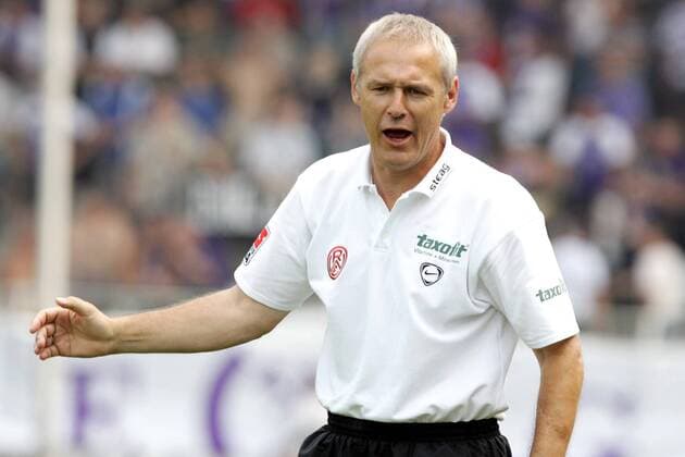 Trainer Jürgen Gelsdorf (Essen) unzufrieden Fußball 2. BL Herren Saison 2004 2005, Rot Weiß Essen, RW, RWE Einzelbild Essen Enttäuschung,