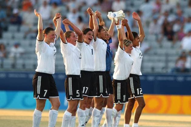 Schlussjubel Deutschland v.li.: Pia Wunderlich, Sarah Günther, Ariane Hingst, Steffi Jones, Torfrau Silke Rottenberg, Martina Müller, Navina Omilade Fußball OS Sommer Damen Olympische Sommerspiele Athen 2004, Olympia, Olympiade, Spiele, Länderspiel, Nationalmannschaft, Gruppe Frauen, Frauenfußball Patras Freude, Begeisterung,
