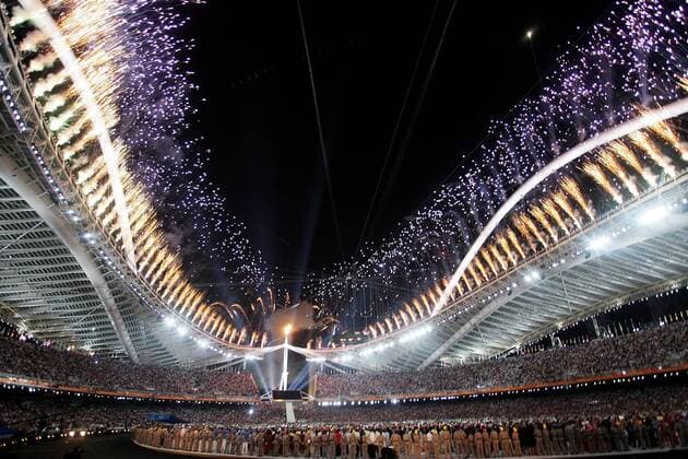 Feuerwerk über dem Olympiastadion bei der spektakulären Eröffnungsfeier der Olympischen Spiele 2004 in Athen OS Sommer Olympische Sommerspiele Athen 2004, Olympia, Olympiade, Spiele, Eröffnung, Eröffnungsfeier, Feier Totale Olympiastadion, Olympic Stadium Maroussi, Aufmacher