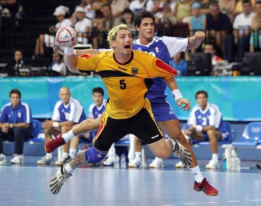 Stefan Kretzschmar (Deutschland, vorn) - Torwurf vor Alexis Alvanos (Griechenland) Handball OS Sommer Herren Olympische Sommerspiele Athen 2004, Olympia, Olympiade, Spiele, Nationalmannschaft, Nationalteam Gruppe Faliron Dynamik,