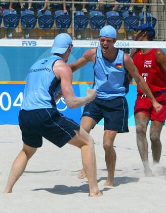 Jonas Reckermann (li.) und Markus Dieckmann (beide Deutschland) jubeln Beachvolleyball OS Sommer Herren Olympische Sommerspiele Athen 2004, Olympia, Olympiade, Spiele, Beach Gruppe Faliron, Faliro Freude, Begeisterung,