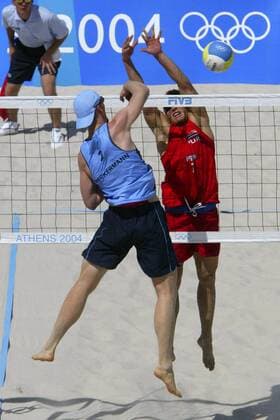 Jonas Reckermann (Deutschland, li.) setzt sich mit einem Schmetterball gegen Raul Papaleo (Puerto Rico) durch Beachvolleyball OS Sommer Herren Olympische Sommerspiele Athen 2004, Olympia, Olympiade, Spiele, Beach Gruppe Faliron, Faliro Dynamik,