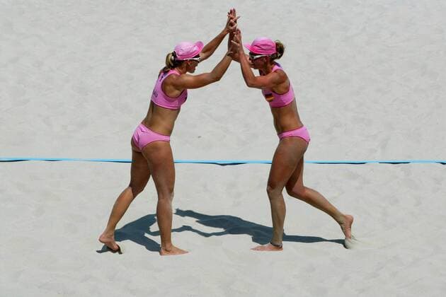 Stephanie Pohl (li.) und Okka Rau (beide Deutschland) freuen sich Beachvolleyball OS Sommer Damen Olympische Sommerspiele Athen 2004, Olympia, Olympiade, Spiele, Beach Gruppe Faliron, Faliro Freude,