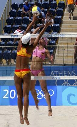 Okka Rau (Deutschland, hi.) gegen Lu Wang (China) Beachvolleyball OS Sommer Damen Olympische Sommerspiele Athen 2004, Olympia, Olympiade, Spiele, Beach Gruppe Faliron, Faliro Dynamik,