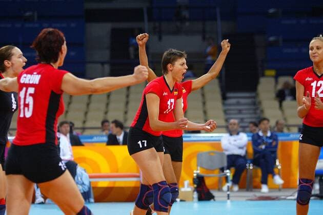 Mannschaftsjubel Deutschland - u.a. Birgit Thumm (Mitte) Volleyball OS Sommer Damen Olympische Sommerspiele Athen 2004, Olympia, Olympiade, Spiele, Nationalmannschaft, Nationalteam Gruppe Faliron Freude,