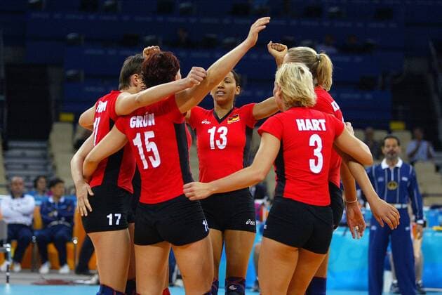 Jubel Deutschland - u.a. Atika Bouagaa (Mitte) Volleyball OS Sommer Damen Olympische Sommerspiele Athen 2004, Olympia, Olympiade, Spiele, Nationalmannschaft, Nationalteam Gruppe Faliron Freude,