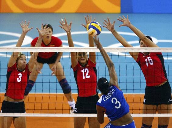 Tanja Hart (li.), Olessya Kulakova (Mitte) und Judith Sylvester (alle Deutschland) blocken den Schmetterball von Carillo de la Paz (Kuba) Volleyball OS Sommer Damen Olympische Sommerspiele Athen 2004, Olympia, Olympiade, Spiele, Nationalmannschaft, Nationalteam Gruppe Faliron Dynamik, Abwehr,