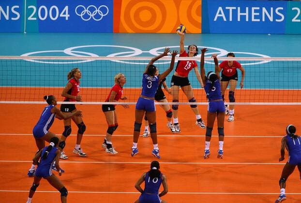 Angelina Grün (Deutschland, hi.) - Schmetterball gegen den Doppelblock von Carillo de la Paz (li.) und Ramirez Echevarria (beide Kuba) Volleyball OS Sommer Damen Olympische Sommerspiele Athen 2004, Olympia, Olympiade, Spiele, Nationalmannschaft, Nationalteam Totale Faliron Dynamik,