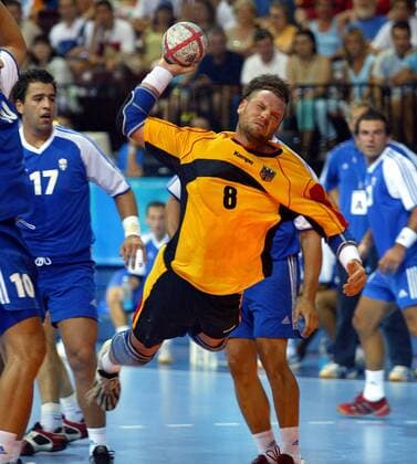 Christian Schwarzer (Deutschland) wirft mit geschlossenen Augen Handball OS Sommer Herren Olympische Sommerspiele Athen 2004, Olympia, Olympiade, Spiele, Nationalmannschaft, Nationalteam Einzelbild Faliron, Faliro Dynamik,