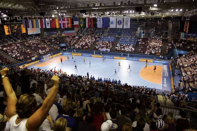 Innenansicht des Sportpalastes in Faliron beim Spiel Deutschland - Griechenland Handball OS Sommer Herren Olympische Sommerspiele Athen 2004, Olympia, Olympiade, Spiele, Nationalmannschaft, Nationalteam Totale FOSC Faliron Olympischer Sportkomplex Faliron, Faliro
