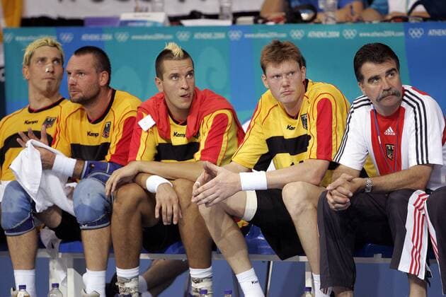 V. re.: Bundestrainer Heiner Brand, Volker Zerbe, Pascal Hens, Christian Schwarzer und Stefan Kretzschmar (alle Deutschland) Handball OS Sommer Herren Olympische Sommerspiele Athen 2004, Olympia, Olympiade, Spiele, Nationalmannschaft, Nationalteam Gruppe Faliron, Faliro