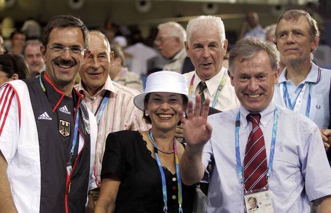 V.re.: Bundespräsident Horst Köhler (CDU), seine Gattin Eva und NOK-Präsident Klaus Steinbach (alle Deutschland) sind begeistert von dem Auftritt der deutschen Handballnationalmannschaft Handball OS Sommer Herren Olympische Sommerspiele Athen 2004, Olympia, Olympiade, Spiele, Nationales Olympisches Komitee, Vdig Gruppe Faliron, Faliro, Staatsoberhaupt Freude,