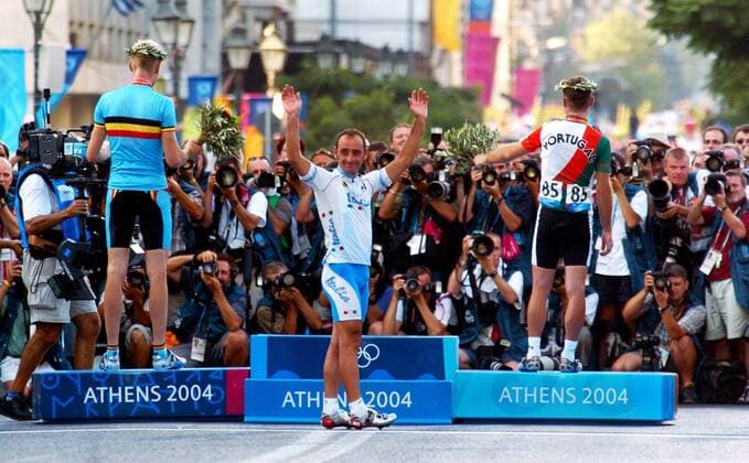 Großes Medieninteresse bei der Siegerehrung: Olympiasieger Paolo Bettini (Italien, Mitte), Sergio Paulinho (Portugal, re.) und Axel Merckx (Belgien) Radsport OS Sommer Herren Olympische Sommerspiele Athen 2004, Olympia, Olympiade, Spiele, Straßenradsport, Straße, Rad Gruppe Straßenrennen, Nationaltrikot Athen Freude,