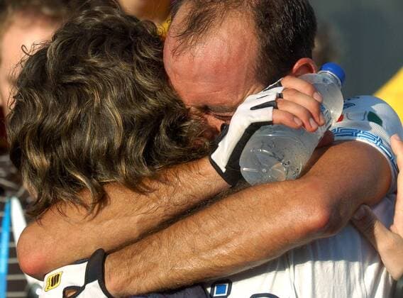 Olympiasieger Paolo Bettini (Italien) überglücklich Radsport OS Sommer Herren Olympische Sommerspiele Athen 2004, Olympia, Olympiade, Spiele, Straßenradsport, Straße, Rad Einzelbild Straßenrennen, Nationaltrikot Athen Glück, Freude,