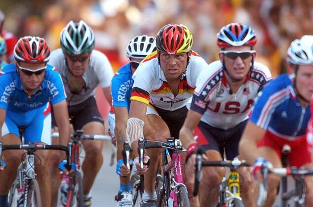 Jan Ullrich (Deutschland, Mitte) im Fahrerfeld Radsport OS Sommer Herren Olympische Sommerspiele Athen 2004, Olympia, Olympiade, Spiele, Straßenradsport, Straße, Rad Gruppe Straßenrennen, Nationaltrikot Athen