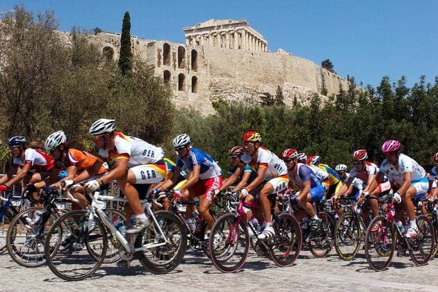 Michael Rich (3.v.li.) und Andreas Klöden (beide Deutschland, 5.v.li.) fahren mit dem Fahrerfeld unterhalb der Akropolis entlang Radsport OS Sommer Herren Olympische Sommerspiele Athen 2004, Olympia, Olympiade, Spiele, Straßenradsport, Straße, Rad Totale Straßenrennen, Athen