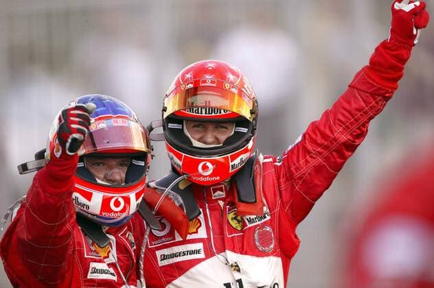 Rubens Barrichello (Brasilien, li.) und Michael Schumacher (Deutschland beide Ferrari) freuen sich gemeinsam über ihren Doppelsieg Motorsport Grand Prix Herren Großer Preis von Ungarn 2004, Formel 1 Weltmeisterschaft, F1, F, GP, WM Gruppe Budapest Freude