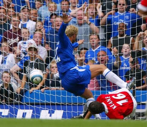 Eidur Gudjohnsen (Chelsea, li.) erzielt das entscheidende Tor, Roy Keane (Manchester United) kann es nicht verhindern Fußball Herren English Premier League 2004 2005, 1. Englische Liga, Chelsea FC London - Manchester United 1:0, ManU Gruppe London Dynamik, Kampf,