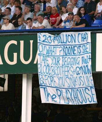 Fans protestieren gegen die überhöhten Gehaltsforderungen von Superstar Wayne Rooney (Everton), da sie befürchten, so in die Pleite zu rutschen Fußball Herren English Premier League 2004 2005, 1. Englische Liga, FC Everton Totale Liverpool