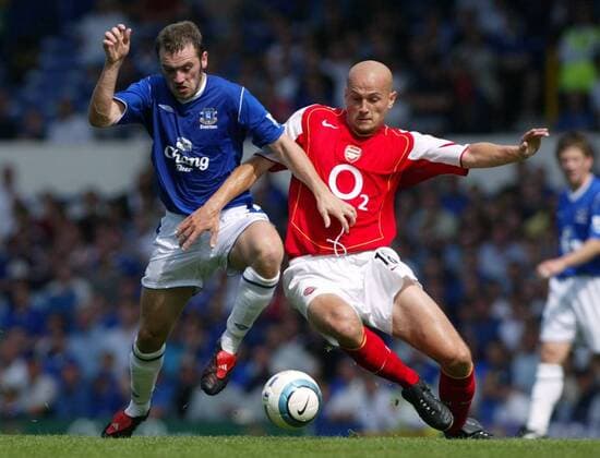 James Mc Fadden (Everton, li.) gegen Pascal Cygan (Arsenal) Fußball Herren English Premier League 2004 2005, 1. Englische Liga, FC Everton - FC Arsenal London 1:4 Gruppe Liverpool Dynamik, Kampf,