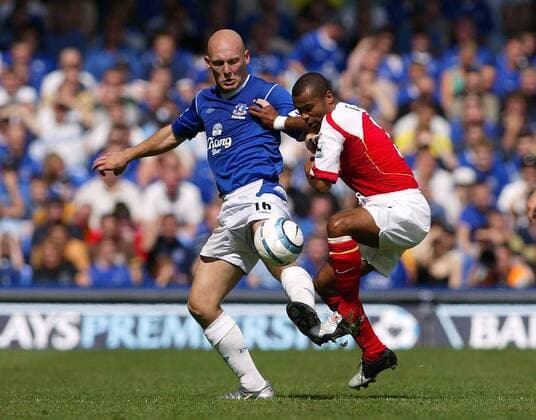 Thomas Gravesen (Everton, li.) gegen Ashley Cole (Arsenal) Fußball Herren English Premier League 2004 2005, 1. Englische Liga, FC Everton - FC Arsenal London 1:4 Gruppe Liverpool Dynamik, Kampf,
