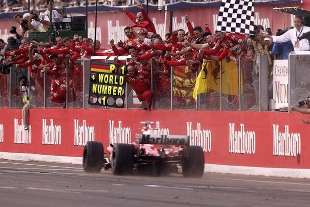 Sieger Michael Schumacher (Deutschland Ferrari) wird im Ziel von seiner jubelnden Boxencrew empfangen Motorsport Grand Prix Herren Großer Preis von Ungarn 2004, Formel 1 Weltmeisterschaft, F1, F, GP, WM Totale Budapest Freude, Begeisterung,